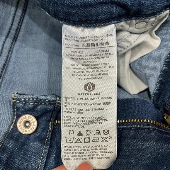 Signature By Levi Shorts - Picture 2 of 3